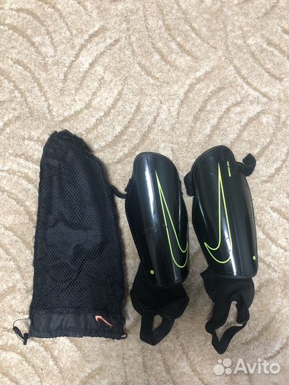 Футбольные щитки