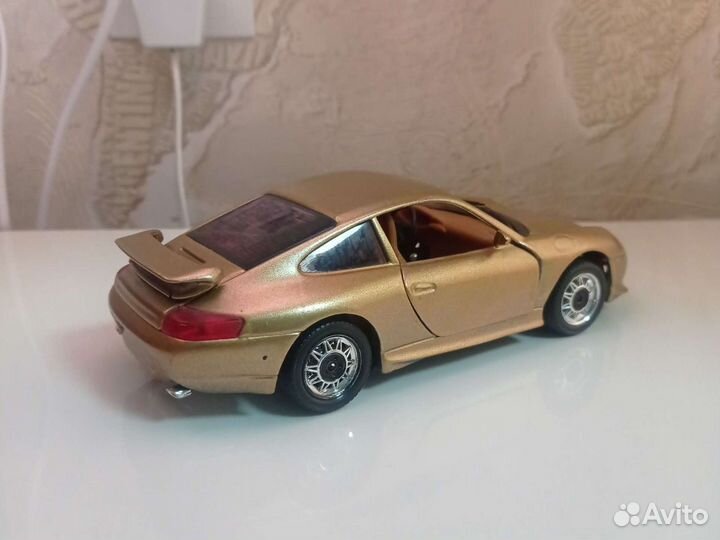 Модель 1:24 Porsche Carrera 911 1997