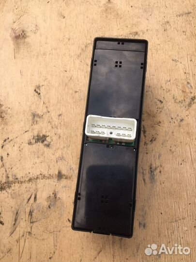 Блок кнопок стеклоподъемников на Хюндай Сонату-5