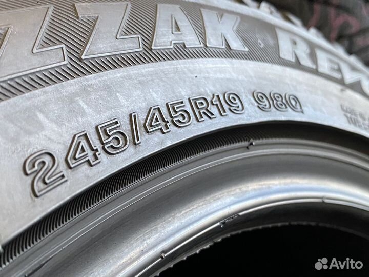 Bridgestone Blizzak Revo2 245/45 R19 98Q