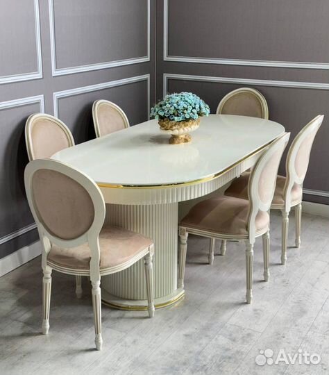Стол со стульями в гостинную