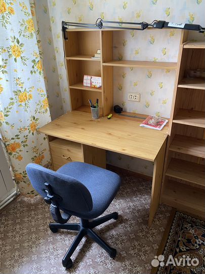Рабочий стол для школьника со стеллажом, стулом