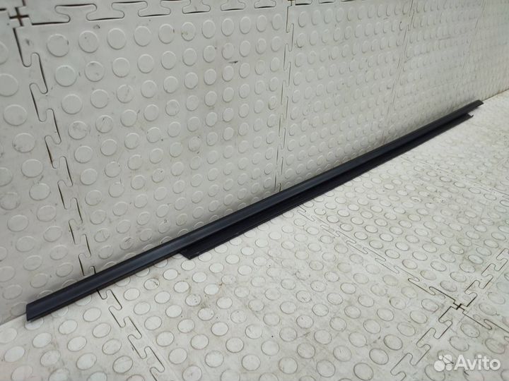 Уплотнитель стекла двери задний правый Лада Гранта