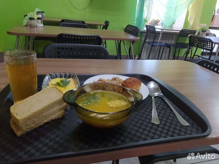 Столы и стулья для кафе новые, табуретки