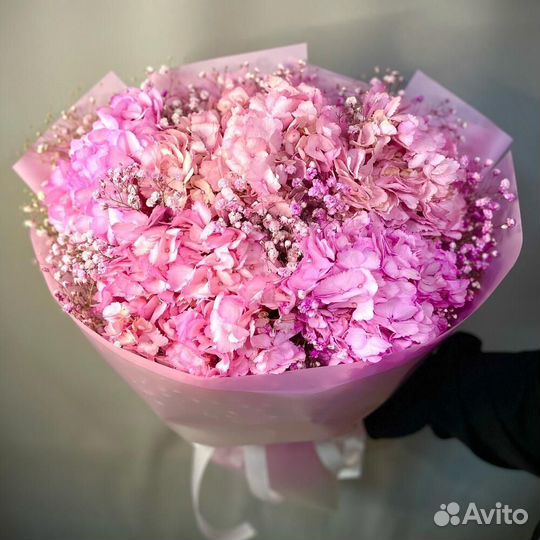 Букет из 5 розовых гортензий и гипсофил