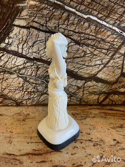 Бивень. Африканка с цветком