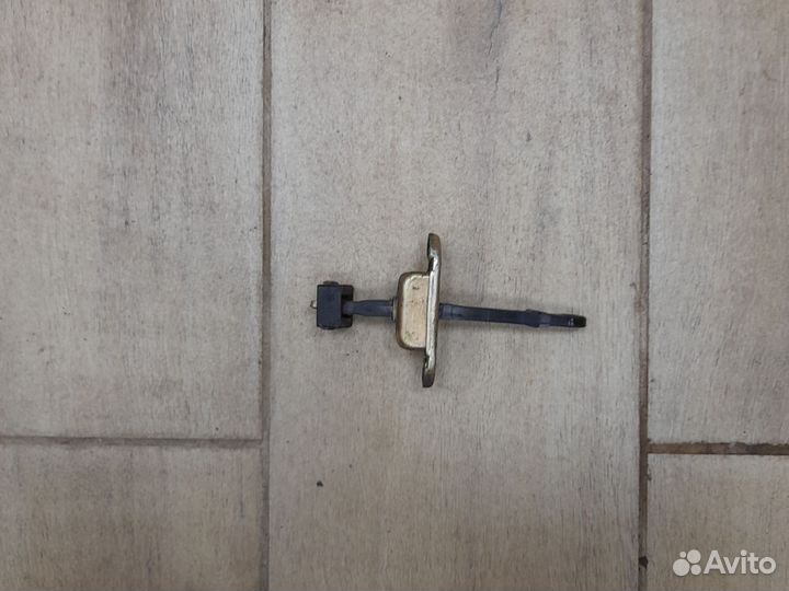 Ограничитель двери передней LR Pajero 2