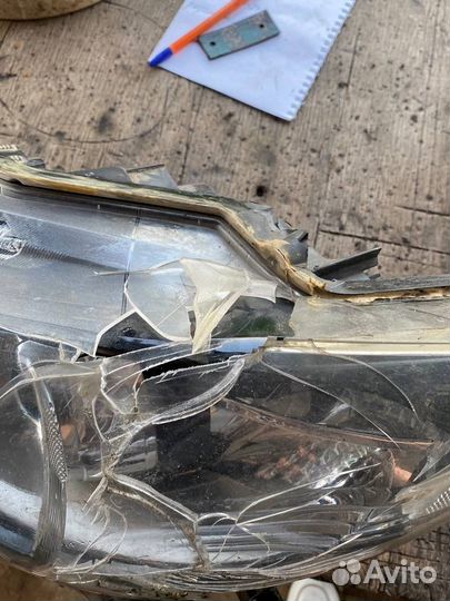 Продам фару на Mazda 6, поломанный пластик