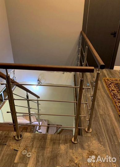 Лестница на металлокаркасе закрытого типа