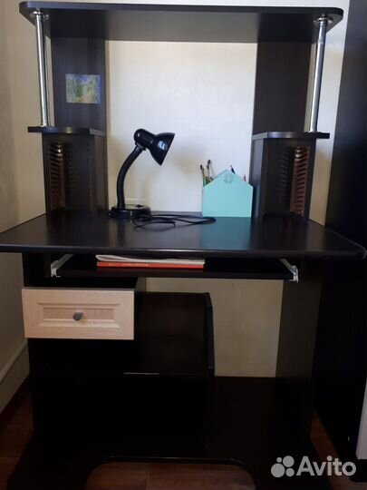 Письменный компьютерный стол