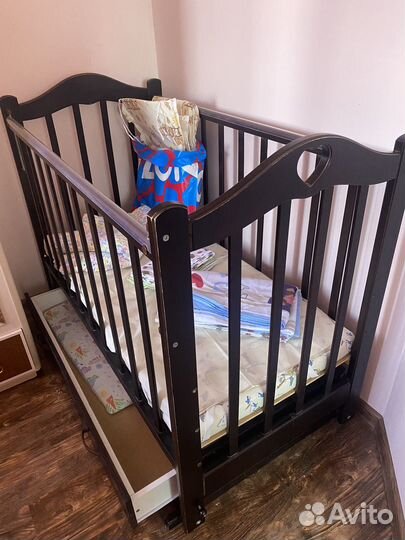 Кроватка с матрасом и бортиками
