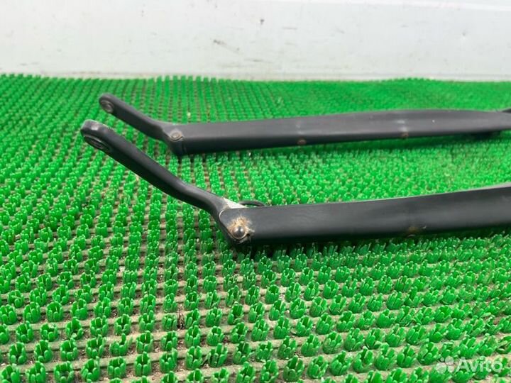 Поводок стеклоочистителя передний Лада 2111 1
