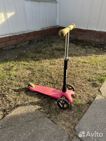 Самокат трехколесный и машинка с ручкой