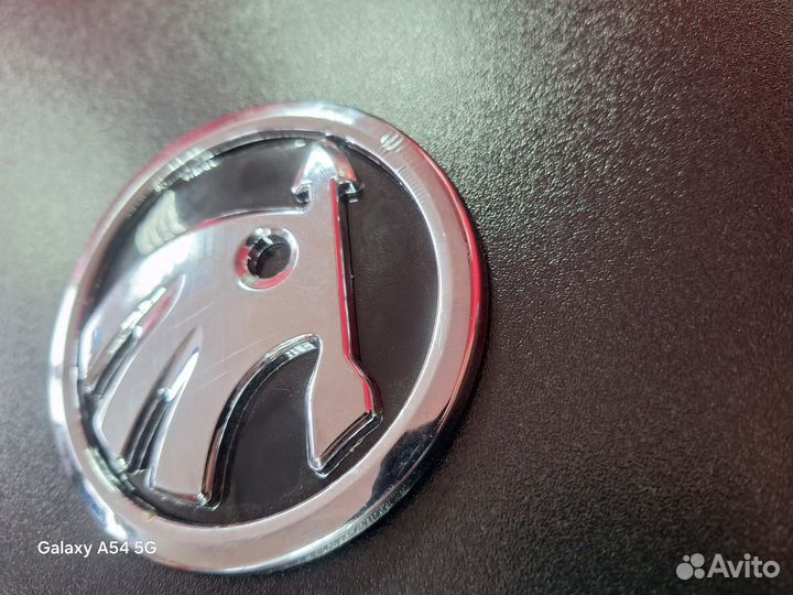 Эмблема Skoda черная новая