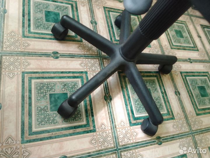 Стул офисный на колесах с регулировкой высоты