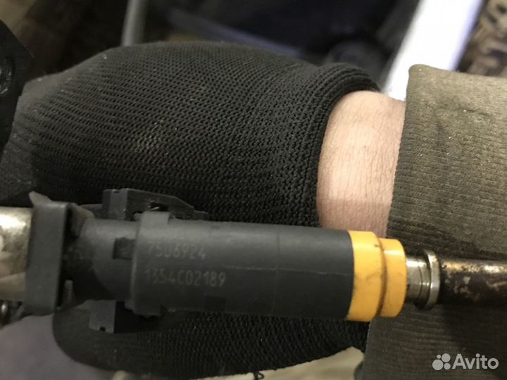 Топливная рампа с Форсунками Бмв 7 е65