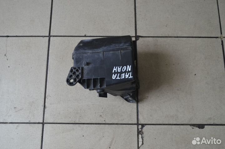 Корпус блока предохранителей Toyota Noah R60