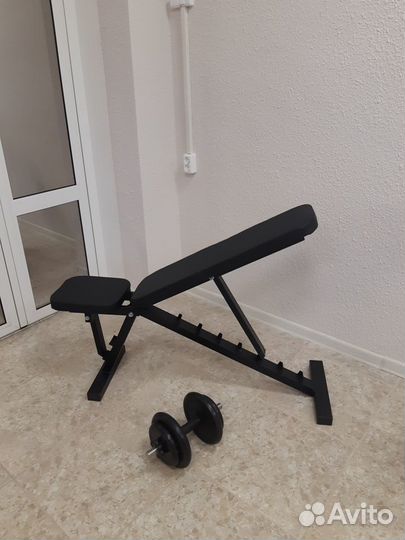Скамья с гантелями