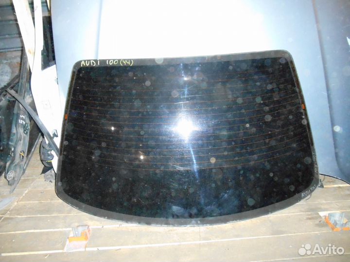Заднее стекло Audi 100 C3 44 Ауди 100 С3 сигара