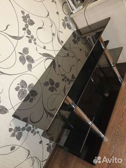 Стеклянная тумба под тв