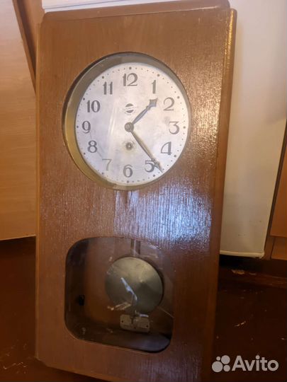 Старинные настенные часы с маятником