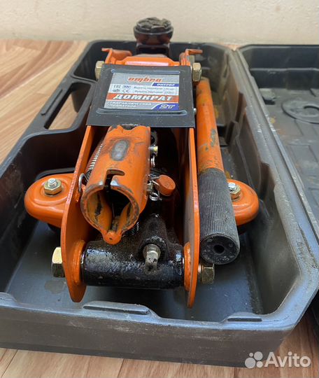 Домкрат гидравлический подкатной 2т