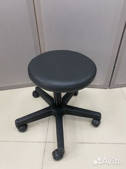 Стул мастера на колесах