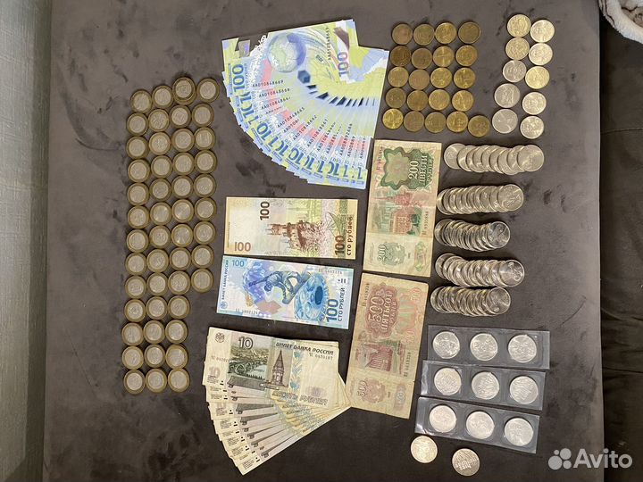 Коллекция монет и купюр