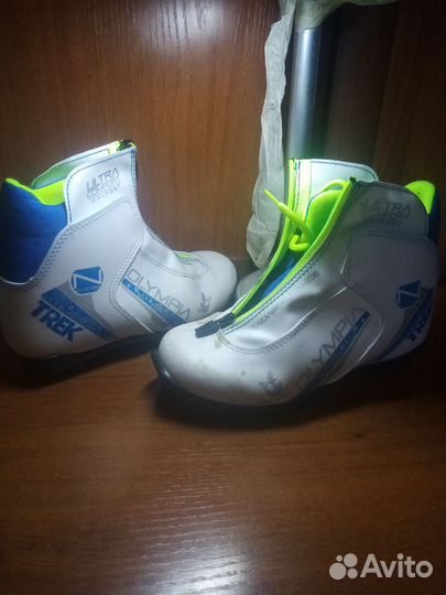 Лыжные ботинки и лыжи