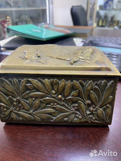 Шкатулка бронза