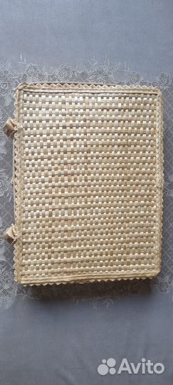 Льняные салфетки в соломенном коробе