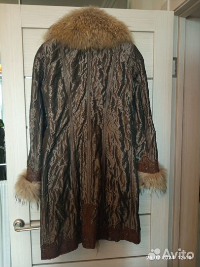 Пальто утеплённое с меховым воротником и манжетами