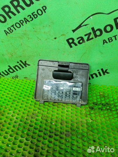 Крышка блока предохранителей Nissan Primera