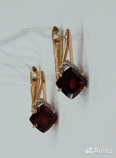 Золотые серьги с камнем