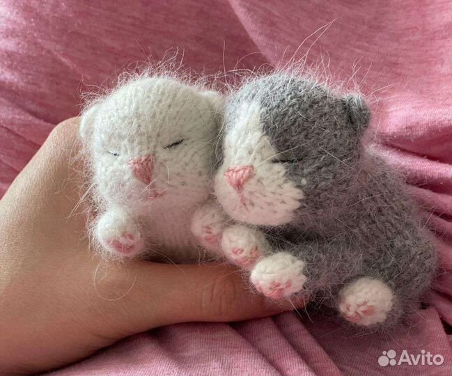 Вязаный котенок игрушка
