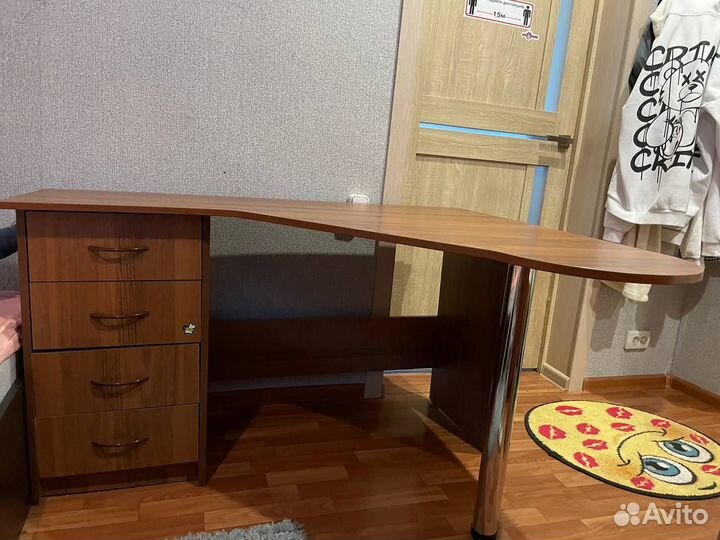 Письменный стол