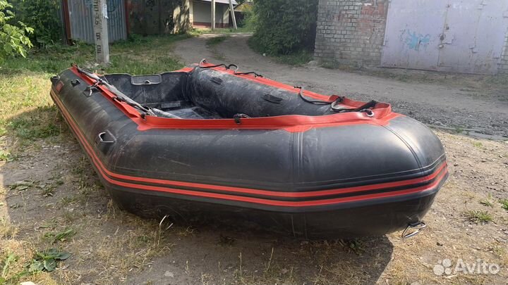 Надувная лодка с мотором