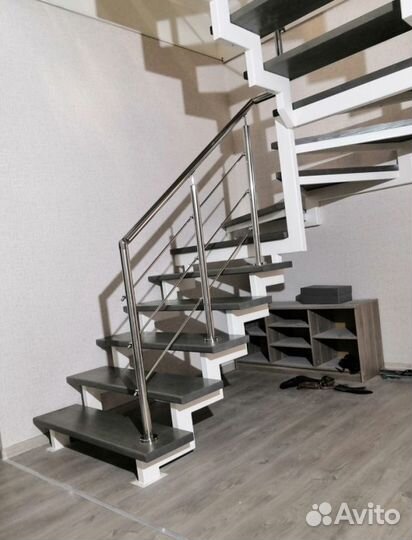 Каркас из металла П-образной лестницы в дом