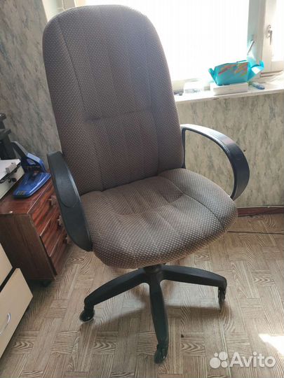 Компьютерное кресло и кухонный (садовый) стол