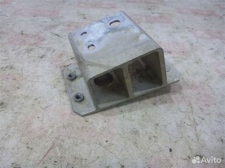 Кронштейн задний правый Toyota Rav4 ACA30 1azfe