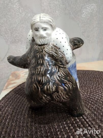 Фарфоровая статуэтка Мужик и медведь