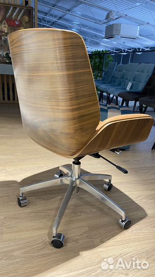 Офисное кожаное кресло