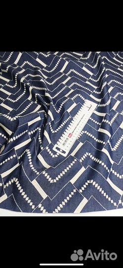 Отрез джинсовой ткани с вышивкой