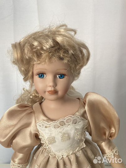 Кукла коллекционная фарфоровая на подставке