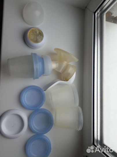 Молокоотсос ручной avent с стаканами для хранения