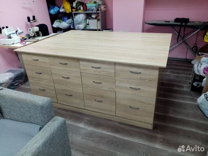 Раскроечный стол с выдвижными ящиками и полками, н