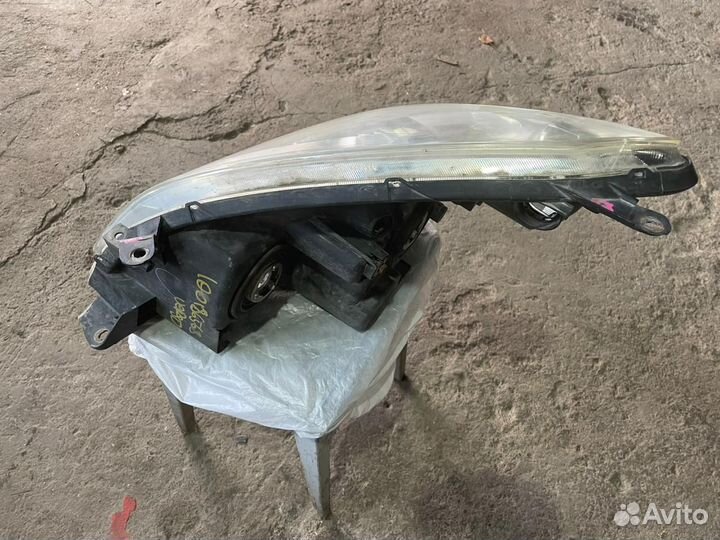 Фара toyota avensis versu перед прав