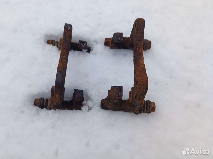 Скоба заднего суппорта Ауди А6 С4