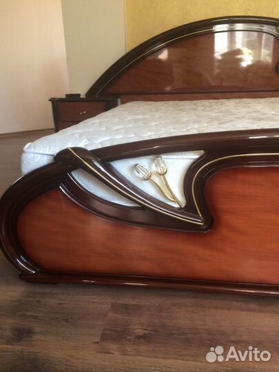 Продам спальный гарнитур