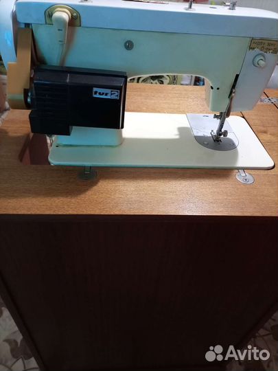 Швейная машина Чайка 142 м